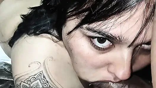 Dildo'mla oynuyorum ve sonra gerçek bir penisi ağzıma koymak