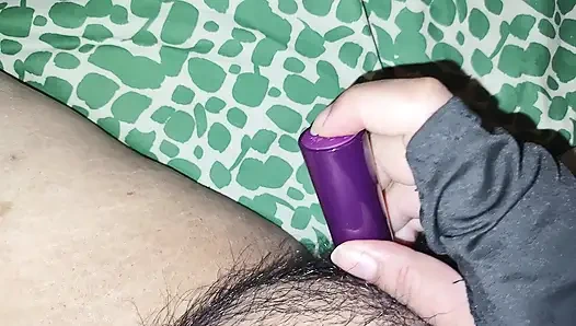 Kitty Rosario yorumlarını okuyarak mastürbasyon yapıyor