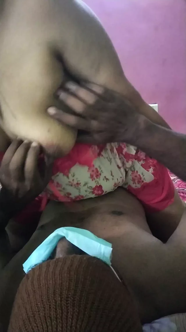 Üvey kızıyla göğüslerini emiyor