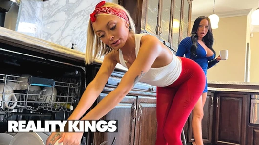 Jennifer White, sinsi hizmetçi Chloe'yi orgazm olana kadar aç amıyla çalışmasına izin veriyor - reality kings