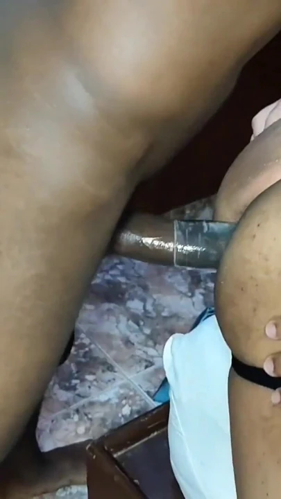 Komşumun büyük, kalın siyah yarağıyla bana nüfuz etmesi için dört ayak üstüne çıkıyorum. | Klip 2