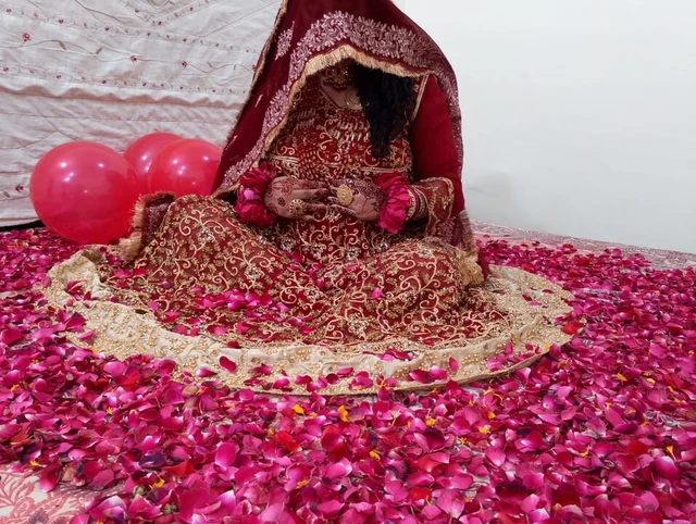 Первая ночь - индийский муж и жена занимаются сексом вместе, полное видео - хинди аудио