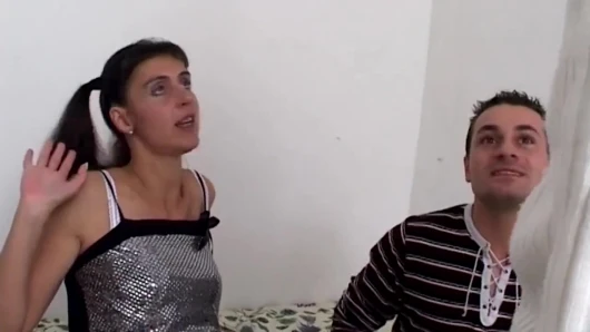Üvey kız kardeşim... Benimle ve evde arkadaşımla - gerçek İtalyan amatör