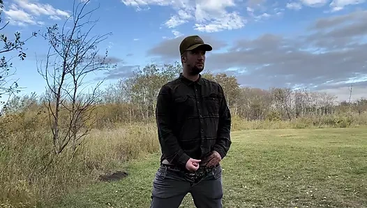 Kamp alanında mastürbasyon yapıyor