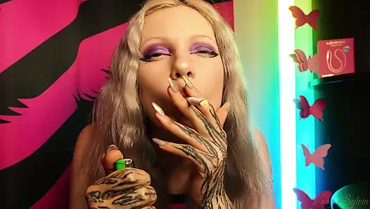 Seksi genç sigara içip onu sallıyor!