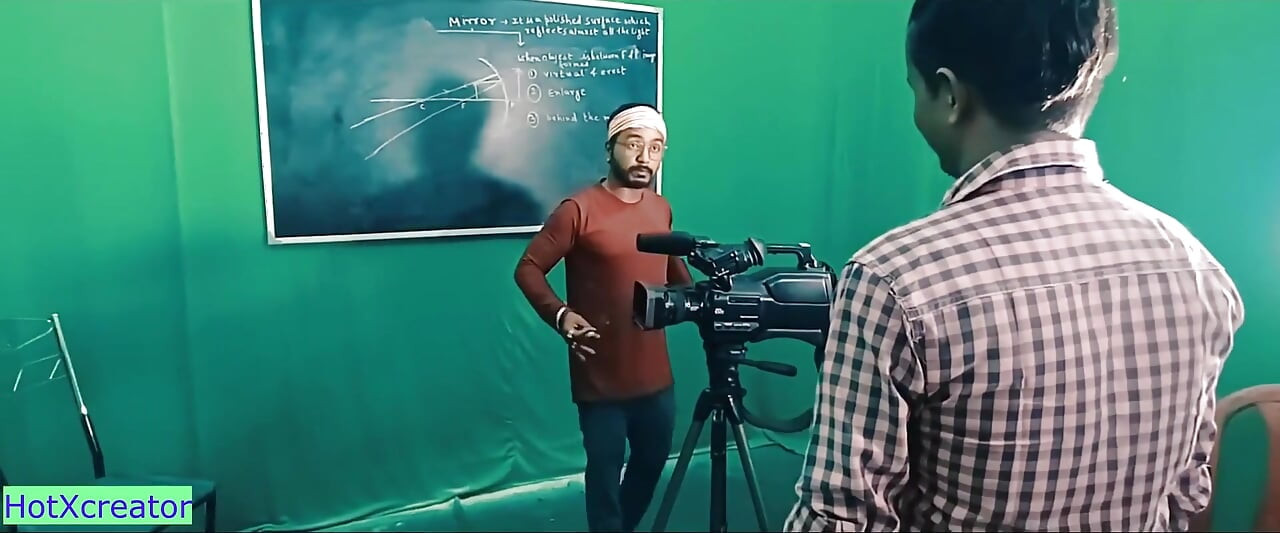 Hintli ateşli model yönetmen tarafından sikiliyor! Viral seks