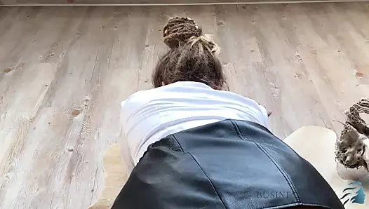 Deri etekli sekreter patron için diz çöküyor - iş orospu