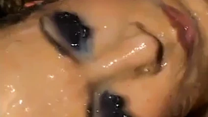 Sıcak sarışın hunk tarafından bir kalabalık erkekler