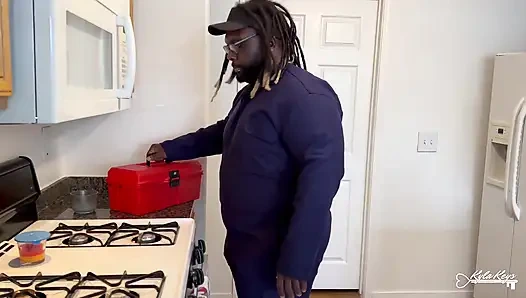 Bakım adamı özel bir bahşiş alıyor