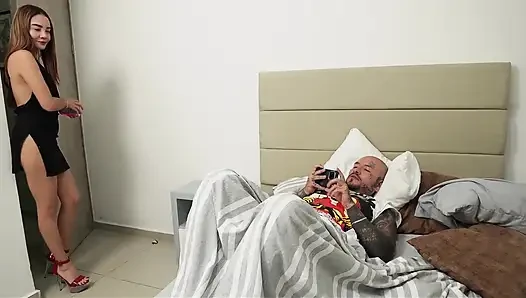 Topuklu Elbiseli Kadın, Partiden Önce Üvey Kardeşi Tarafından Sızdırıldı