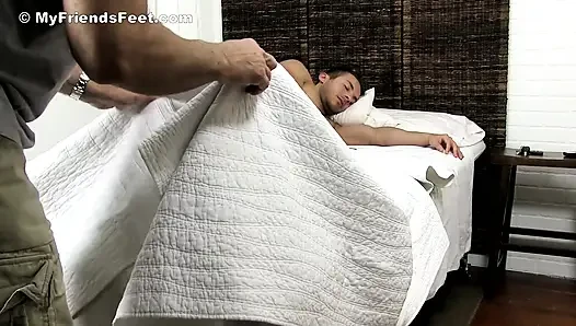 Michael Feet'e tapıyor
