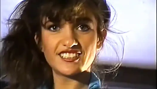 Seksi büyük göğüsler dildoyla mastürbasyon yapıyor