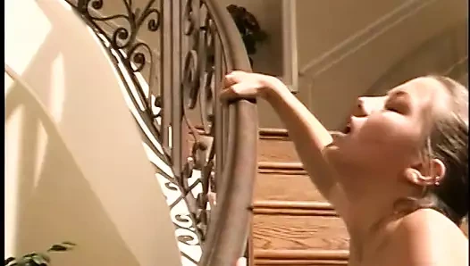 Şehvetli lezbiyenler merdivenlerde sert ve edepsizleşiyor