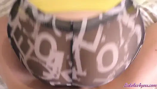 Bacaklı kız arkadaş şehvetli yarak emiyor ve domalarak sikişiyor