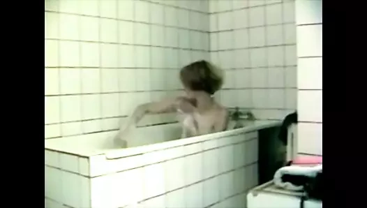 Fransız kızlar banyo yaparken anal oyun keyfini çıkarın