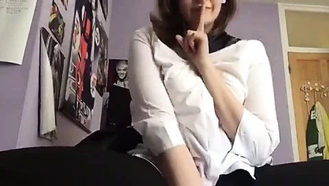 Sevimli genç sürtük dışarı çıkmak için şımarık büyük memelere meme ucunu kıstırıyor