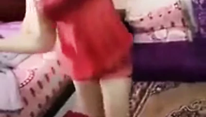 Seksi kırmızı elbise ile dans eden Arap seksi kız