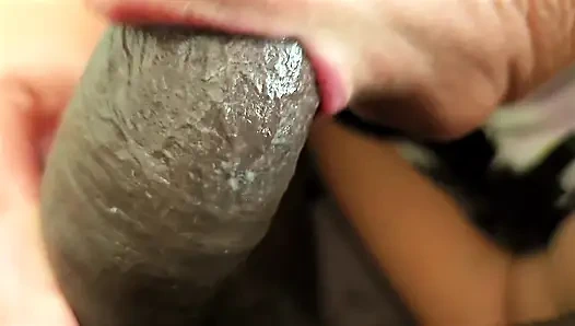 Siyah adam karısı yarağını emiyor ve ağzına sertçe boşalıyor