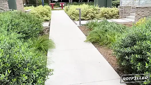 Doldurulmuş Charlie Valentine içine boşalmam için bana yalvarıyor