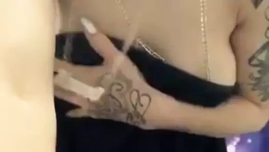 Havluda dövmeli bebek