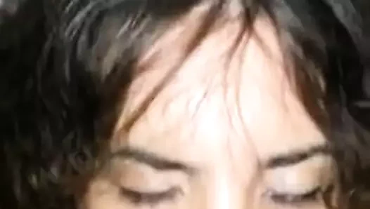 esmer verir bir oral seks ve alır sırılsıklam tarafından onu adam