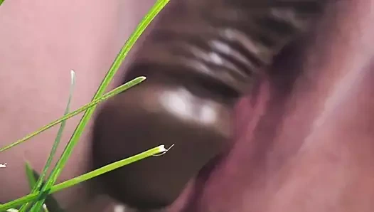 İri güzel kadın 9 inç siyah dildoyla dışarıda sikişiyor