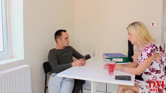 Azgın sarışın iki iyi yarağı alıyor