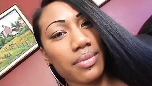 Güzel melez civciv dizlerinin üzerinde kalan horoz darbeler ve siyah kanepede içeri alır