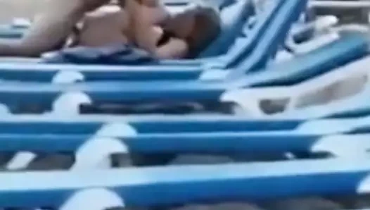 Signora matura si fa scopare in spiaggia