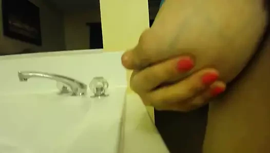 Sütlü memeler ve büyük meme uçları