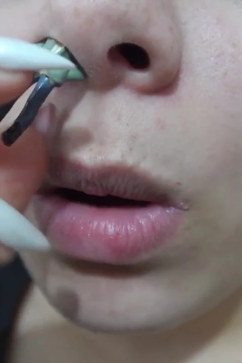 Dev götlü üvey kız kardeşim küçük üvey erkek kardeşini ceza olarak burnuna sokuyor ve onunla oynuyor