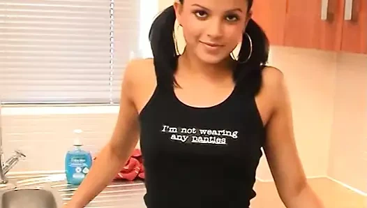 Seksi genç sürtük mutfakta senin için geniş bacaklarını açar