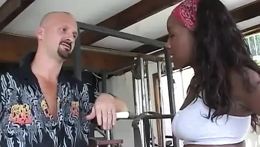 Spor salonunda sikişmek ne güzel!