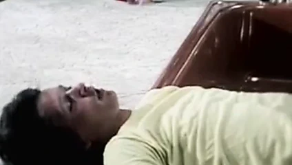 bronzlaşmak için yaladı