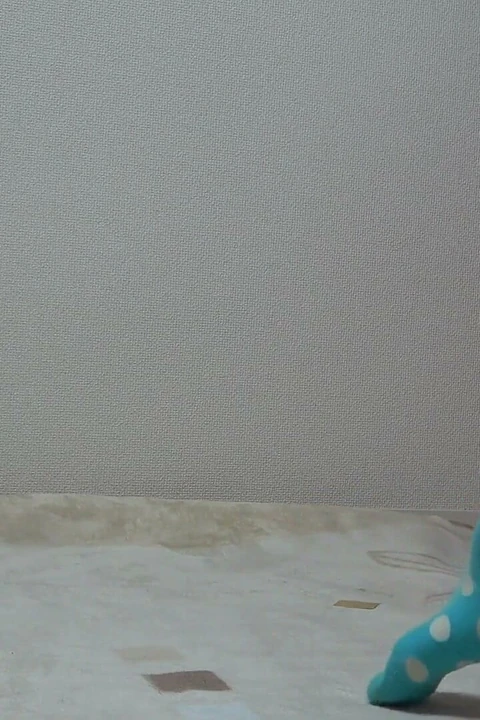 Sütyeni ve mini eteği olmadan odasını temizleyen sevimli bir Japon kız, doğal göğüsleri kısa bir tişörtten dışarı çıkıyor ve tanga sırtı tamamen açık.