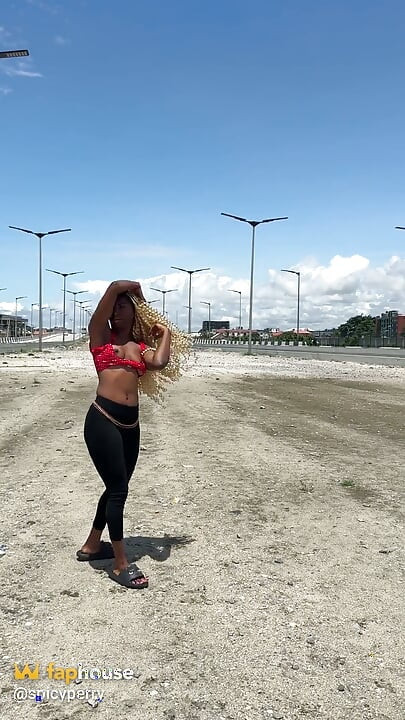 Üvey babam kötü bir kız olmanın cezası olarak çıplak vücudumu herkesin içinde göstermemi istedi.