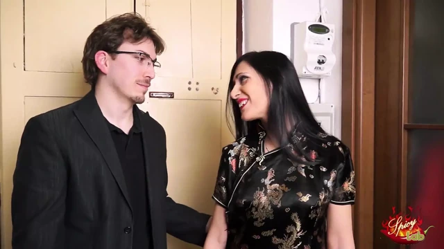 Esmer evli kadın arkadaşlarını sikiyor