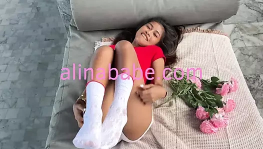 Minyon sevimli kız kamerada büyük götünü gösteriyor