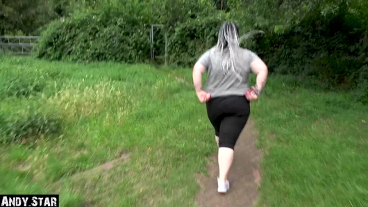 Büyük götlü Alman genç kız işiyor ve döllendikten sonra açık havada sikiliyor