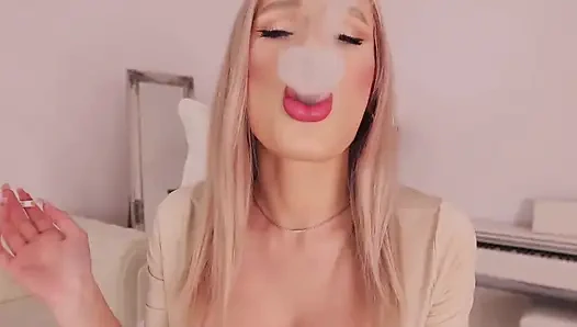 Sigara içerken seksi vücuduma bak