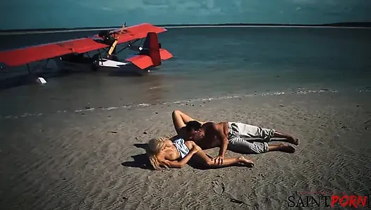 Caylian Curtis tenha bir ada plajında bir pilotla sikişiyor