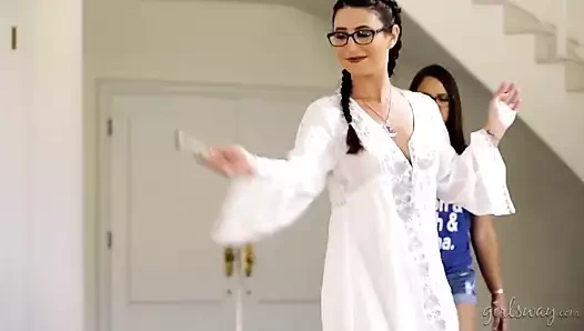 Alice, afrodit ile sevişiyor