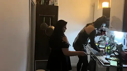 Mutfak fetişi fışkırtma çılgınlığı - olgun sürtükler her yere sırılsıklam
