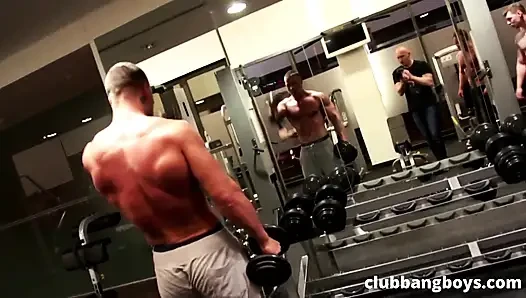 Spor salonunda amatör fitness erkekleri