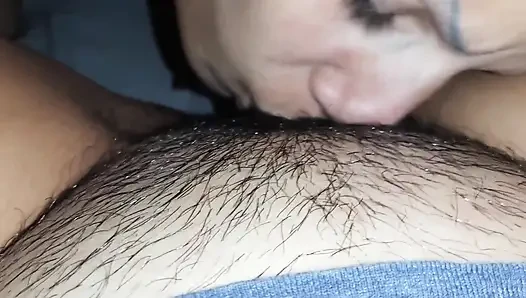 Klitorisini ağzıma alıyorum ve ağzıma daha hızlı boşalması için dudaklarımla sıkıyorum