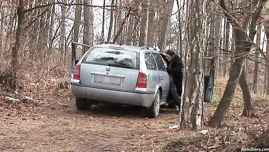 Seksi piliç anal seks yapmadan önce bir adama sakso çekiyor