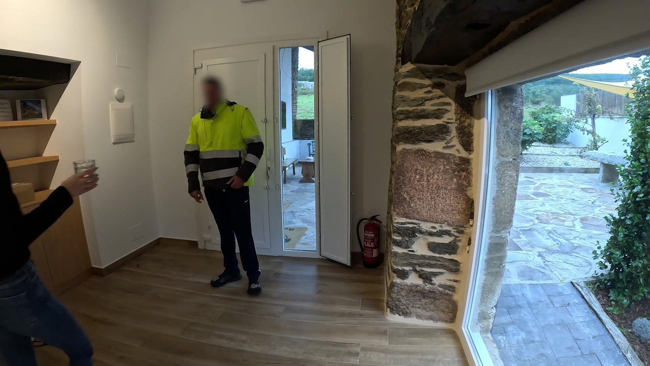 The parcel delivery man comes to bring me a package and I give him a surprise blowjob