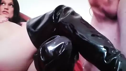 Yüksek pvc çizmeler üzerinde götürün