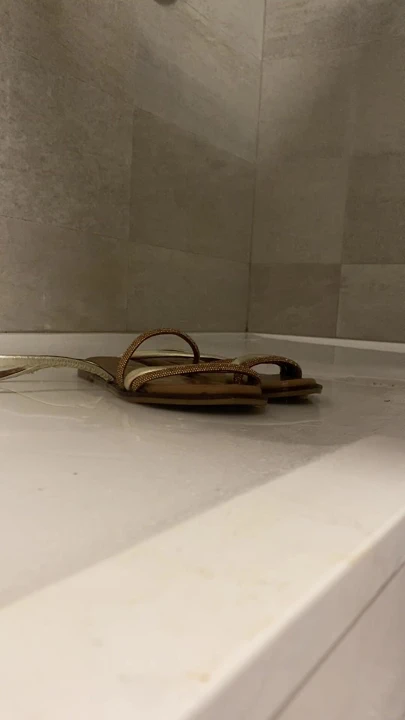 Üvey kız kardeşimin ayakkabılarını kullanmak için orada