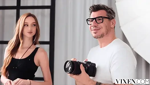 Vixen minyon vixi rafi açık havada büyük bir yarağı baştan çıkarmak ve binmek için mükemmel vücudunu kullanıyor